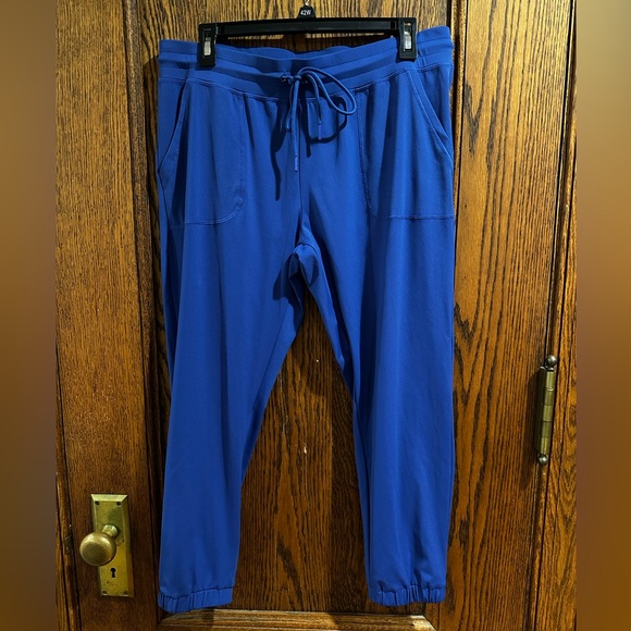 ZYIA Activewear Cropped High-Low Sweater and Unwind Joggers Set Size L (NWOT) - Picture 8 of 16